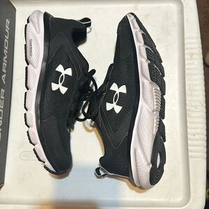 Under Armour women’s size 8 Deluxe Foam Charged Assert 9 Tennis Shoe